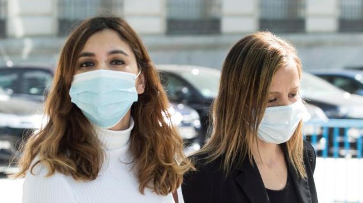 Dina Bousselham y su abogada, Marta Flor, en la Audiencia Nacional