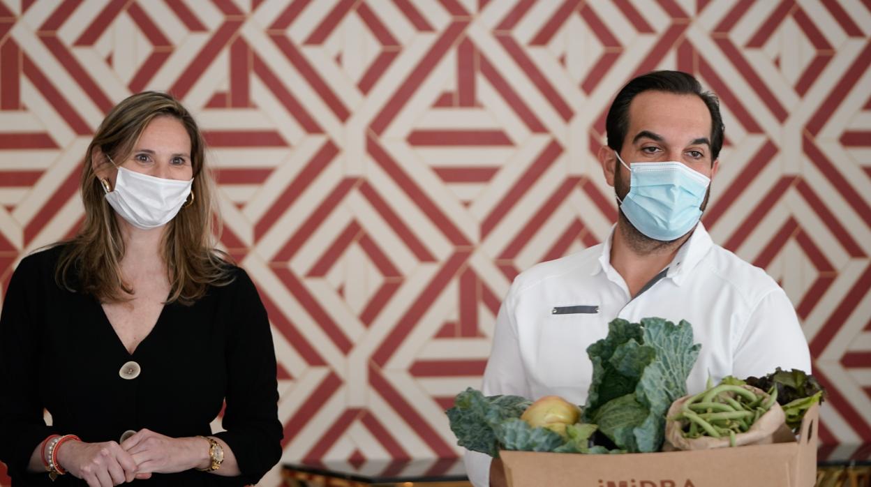 Paloma Martín, consejera de Medio Ambiente, y el chef Mario Sandoval