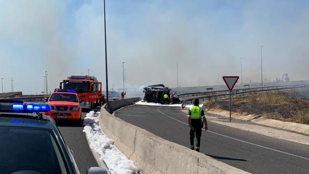 Dos guardias civiles salvan la vida a un conductor atrapado en el interior de su camión en llamas