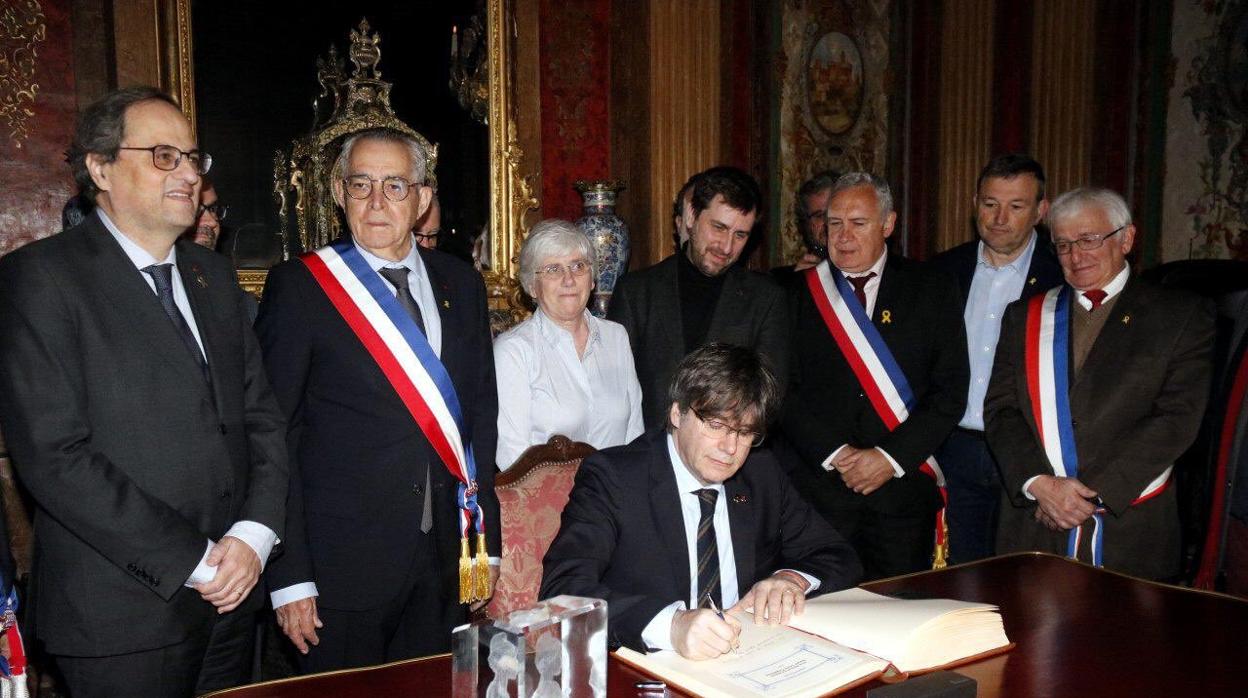 Puigdemont y Torra fueron recibidos con honores por el Ayuntamiento de Perpiñán