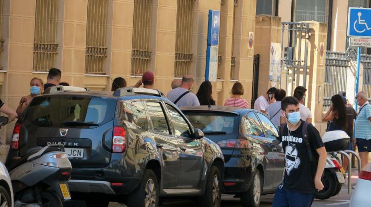 Colas en el centro de salud de El Pla-Hospital de Alicante, este lunes