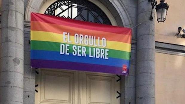 Aguado ignora la norma del Supremo de no engalanar fachadas oficiales argumentando que es «una lona y no una bandera» con el símbolo LGTBI