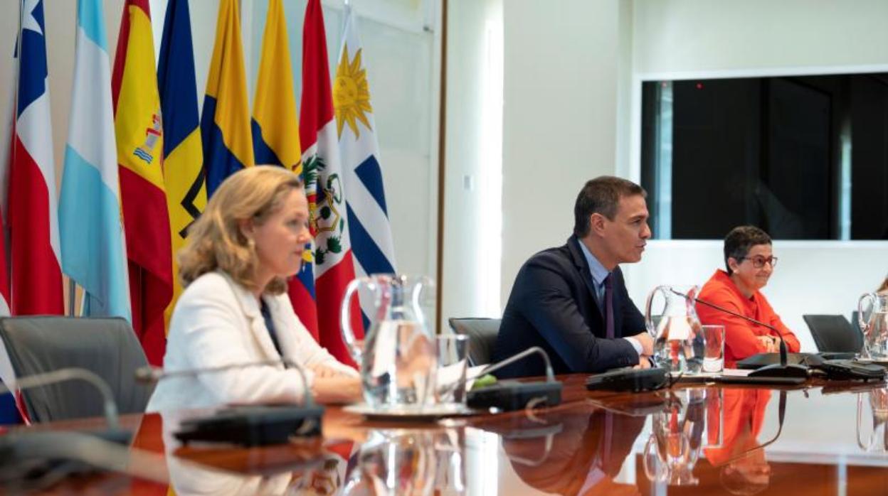 Nadia Calviño, Pedro Sánchez y Arancha González Laya, la semana pasada durante una videoconferencia con líderes latinoamericanos