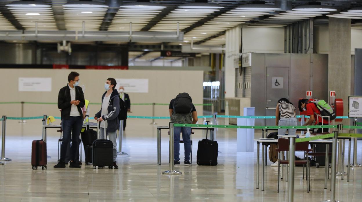 Pasajeros en el aeropuerto de Barajas