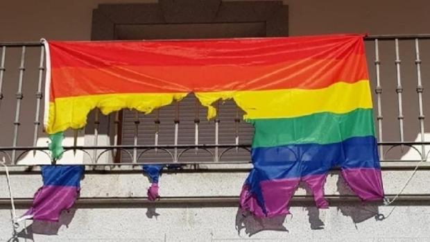 Prenden fuego a la bandera arcoiris del Ayuntamiento de Ajofrín