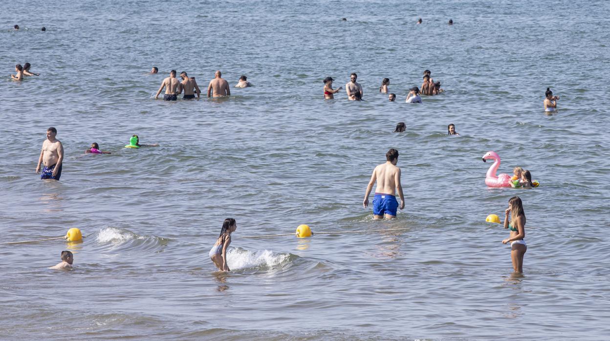 Imagen de la playa de la Malvarrosa tras la vuelta a la nueva normalidad