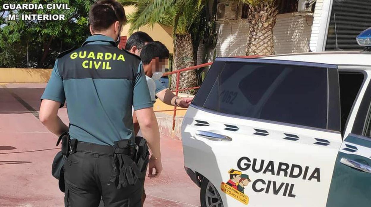 Imagen de la detención realizada por la Guardia Civil