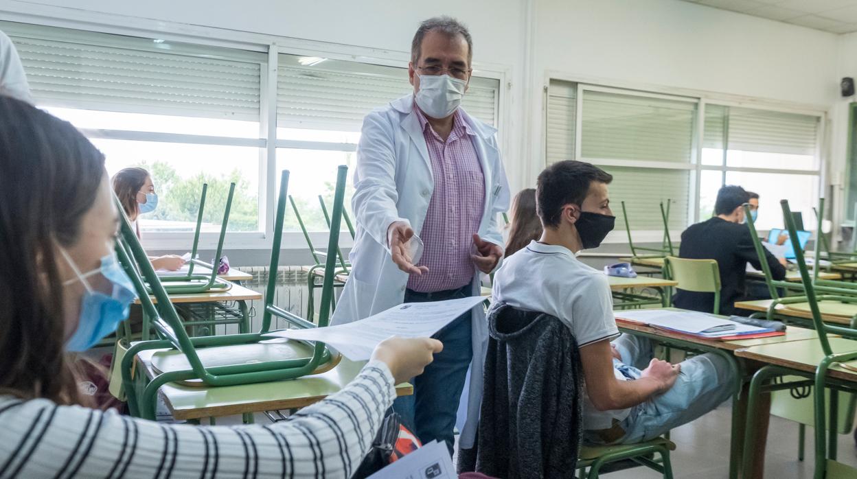 Alumnos del Instituto Julián Marías de Valladolid, unos de los pocos que han optado por volver a clase para prepararse para la prueba