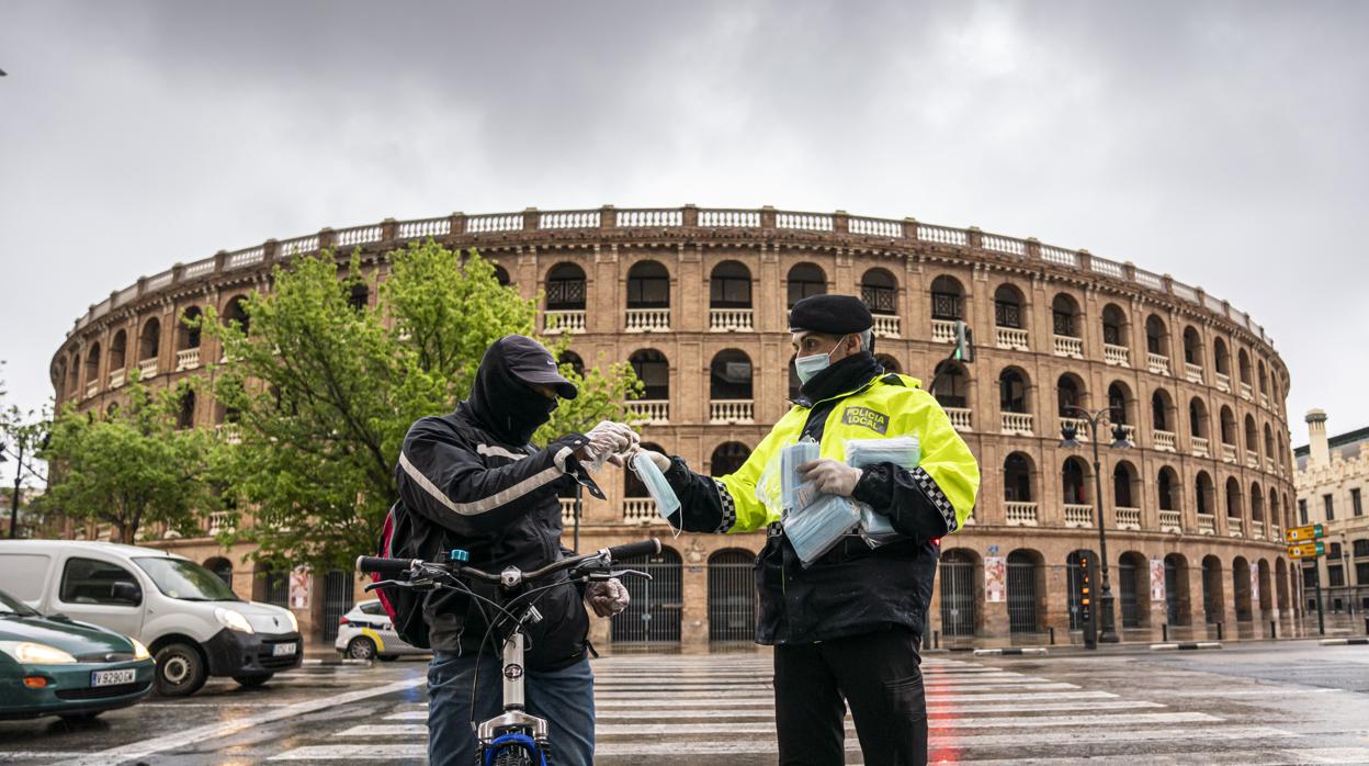 Imagen de archivo de la Policía Local de Valencia durante el Estado de Alarma