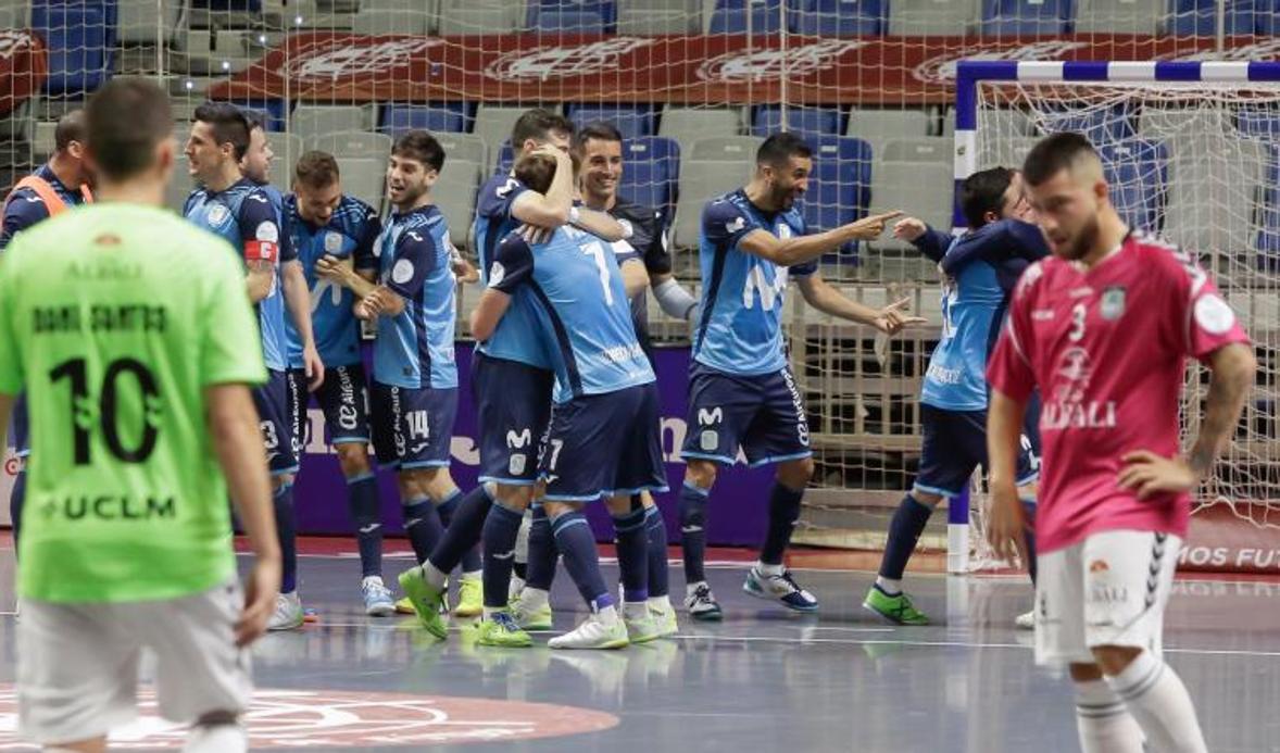 Los jugadores de Movistar Inter celebran el título de Liga ante la mirada cabizbaja de Dani Santos y Catela, del Viña Albali Valdepeñas