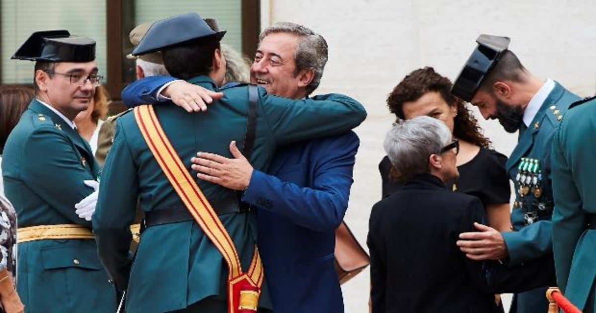 El fiscal Javier Zaragoza con guardia civiles en un acto en octubre en Barcelona