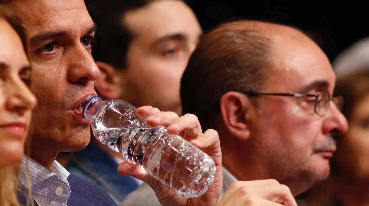 Pedro Sánchez, bebiendo agua embotellada en presencia de Lambán, en un acto del PSOE