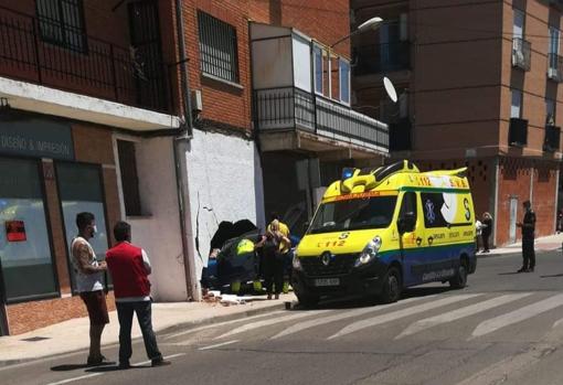 Los sanitarios atienden al conductor herido