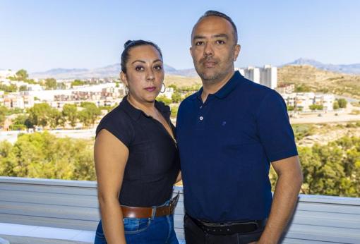 Los dos hermanos, en el balcón de su casa en Alicante