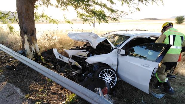 En estado grave en la UVI una mujer tras chocar su coche contra un árbol en Tarancón