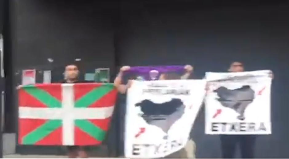 Radicales despiden entre insultos y banderas en favor de presos etarras a dirigentes de PP y Cs en Zaldívar