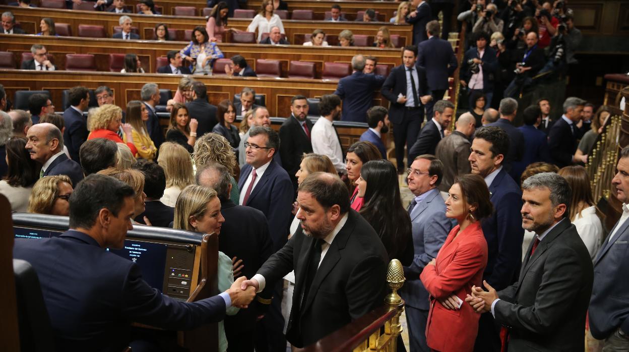 Sánchez y Junqueras se saludan en la sesión en la que tomó posesión el preso de ERC