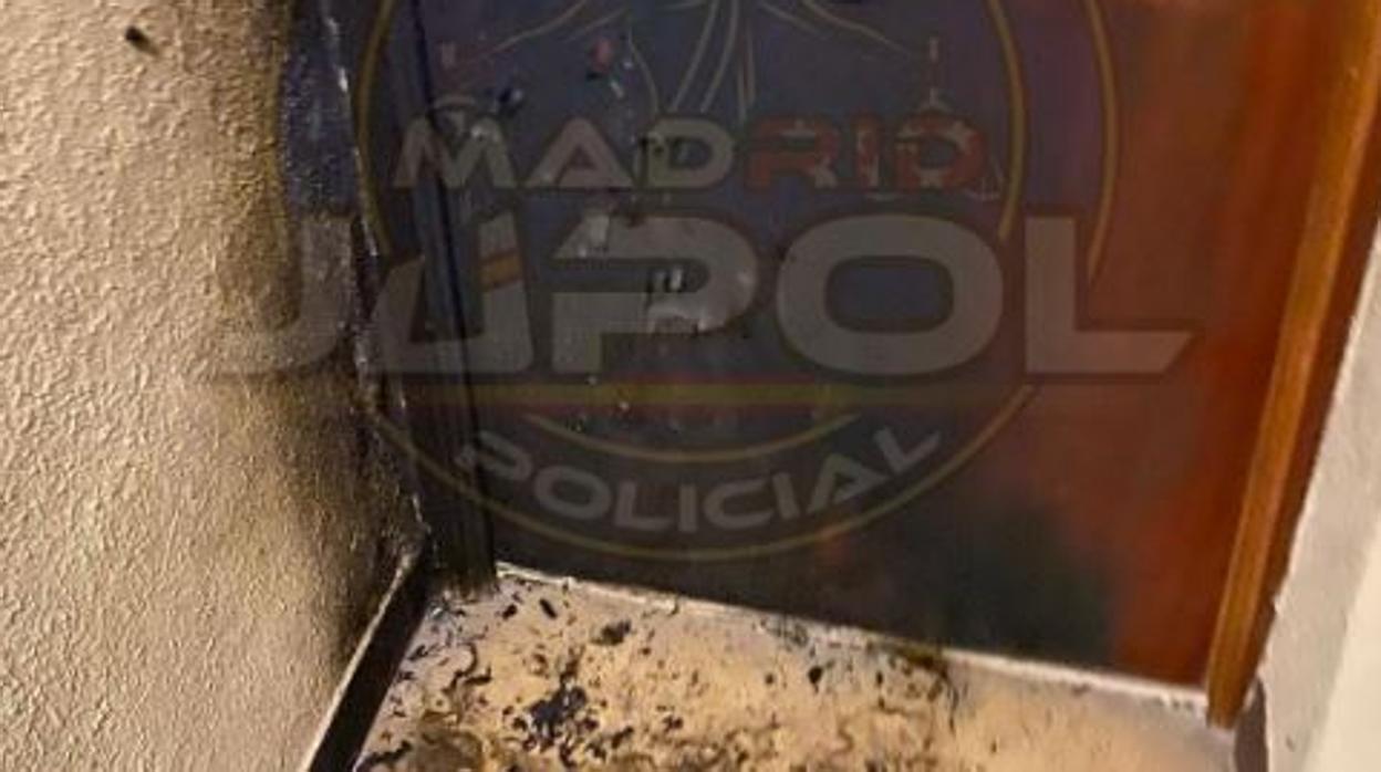 Imagen de la puerta de la vivienda quemada en el incendio (Carabanchel)