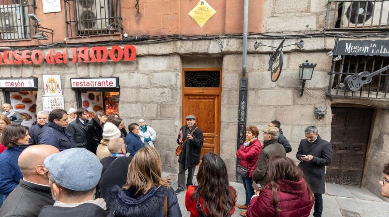 Una de las rutas, previa al Covid-19, parada frente a la placa de la casa donde viviría Fortunata