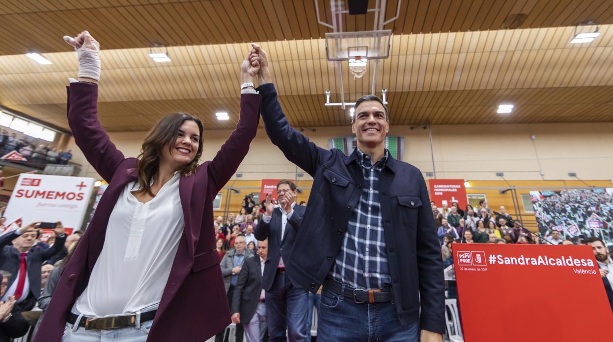 Imagen de Sandra Gómez y Pedro Sánchez tomada en un mitin del PSOE en Valencia el pasado año