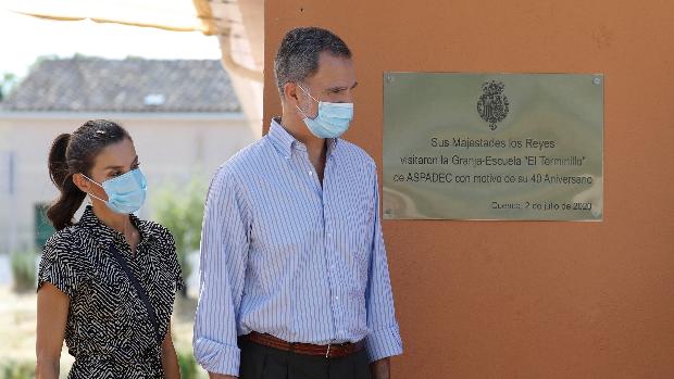 Los Reyes inician su visita a Cuenca con un recorrido por una granja escuela