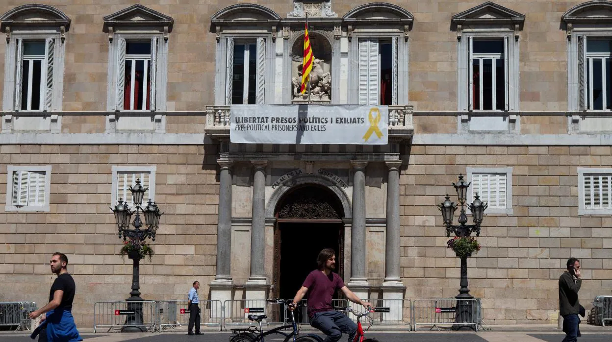 La pancarta colgada en el balcón del Palau de la Generalitat