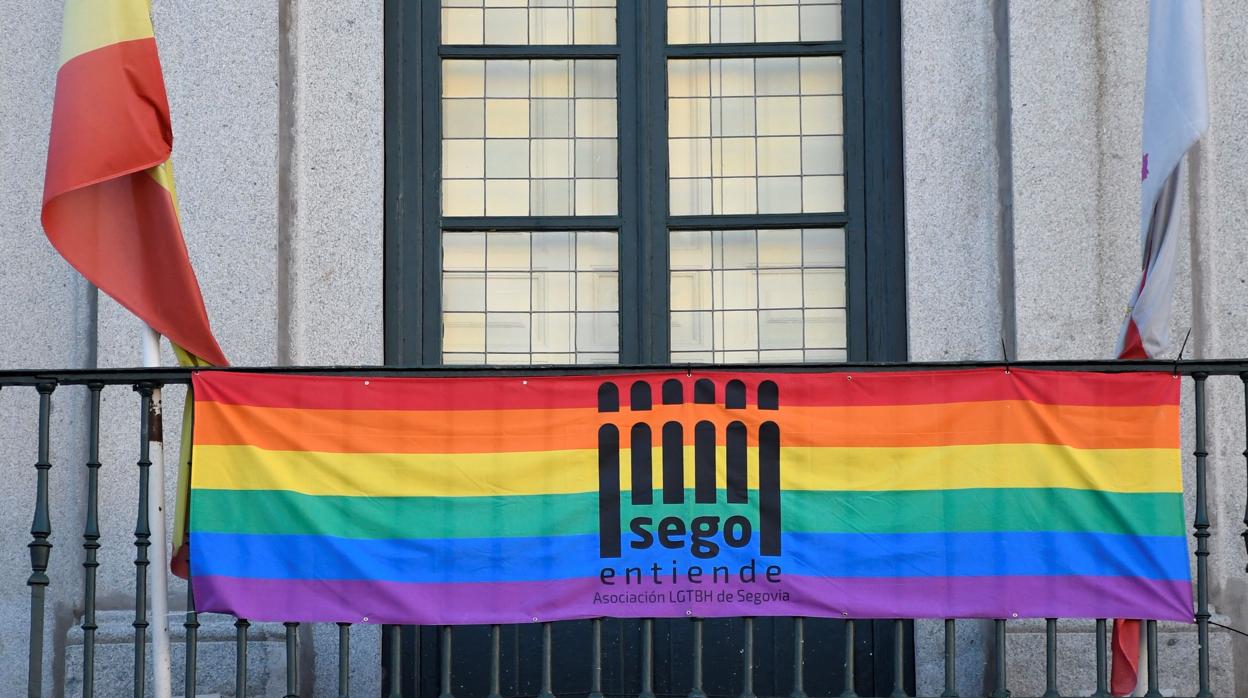 La bandera de colores del colectivo LGTBI, en el Ayuntamiento de SegoviaBandera