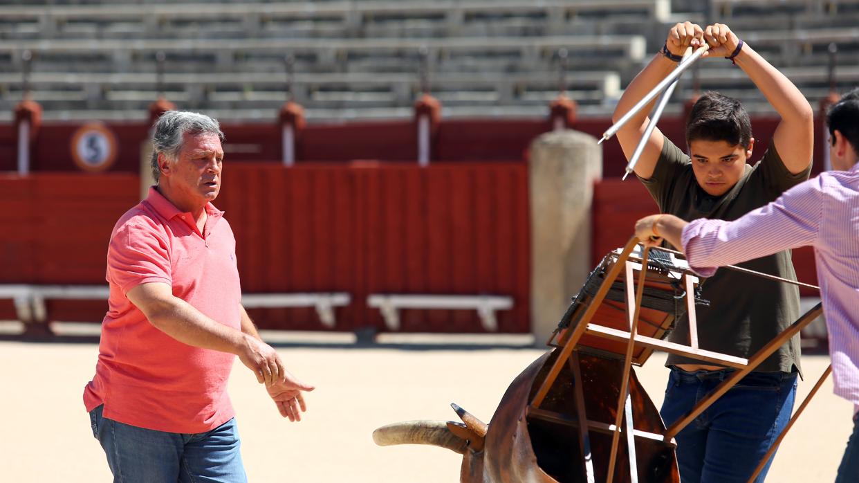 El maestro Víctor Méndes, durante la clase práctica