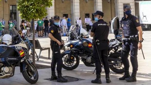 Rescatan a un bebé de ocho meses encerrado en un coche 20 minutos en Valencia