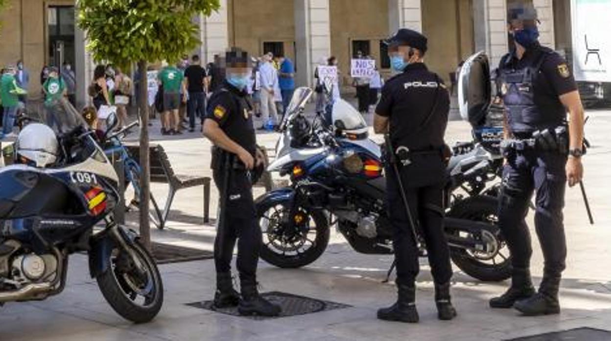 Tres agentes de la Policía Nacional