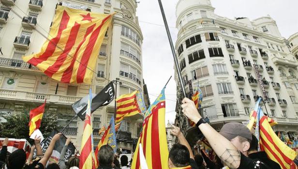 «Españoles asesinos»: juzgan a una independentista por agredir a una pareja que llevaba la bandera de España