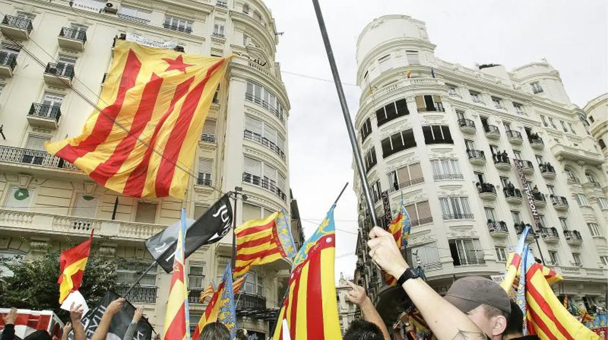 Bandera independentista desplegada en Valencia durante una manifestación, en imagen de archivo