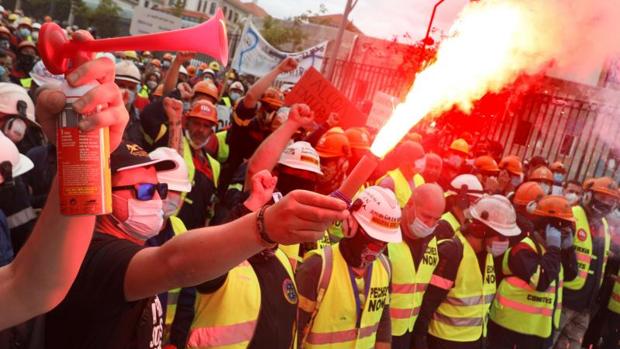 Los trabajadores piden a Alcoa que retire el ERE ante el brote de A Mariña