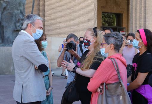 El alcalde de Zaragoza, conversando con un grupo de mujeres durante la concentración de apoyo a la joven violada en Zaragoza