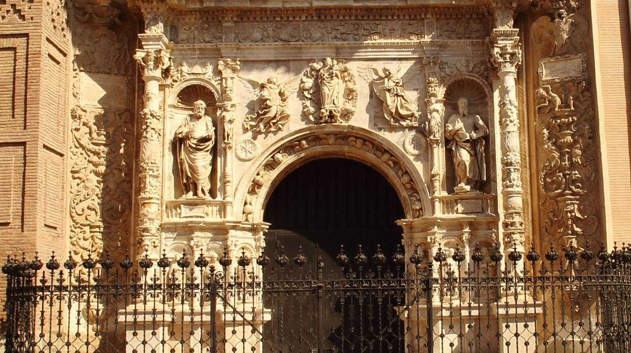 Portada plateresca de la colegiata de Santa María de Calatayud, que lleva diez años cerrada