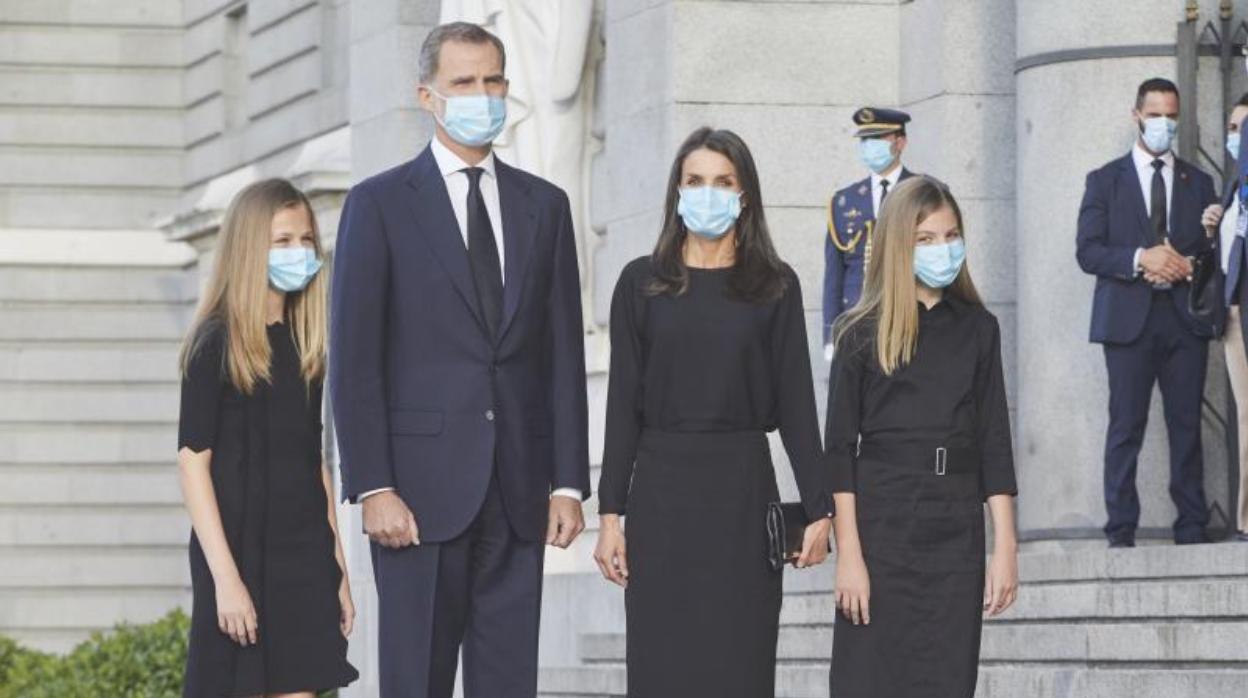 Los Reyes y sus hijas acudieron al funeral