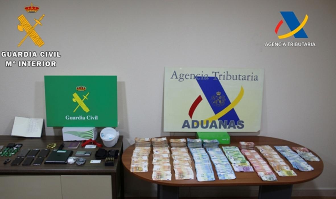 Dinero, drogas y otros objetos intervenidos en la operación Navieros