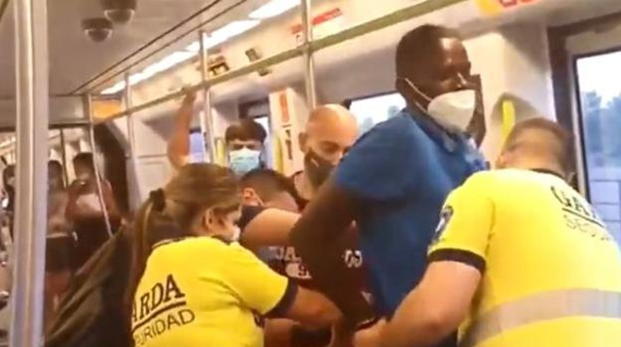 Captura de las imágenes con la intervención de los miembros de seguridad en el Metro de Valencia