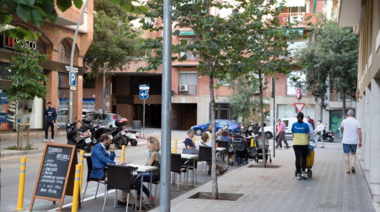 Una de las terrazas que ya se han ampliado ocupando el espacio de aparcamiento, en el barrio de Les Corts