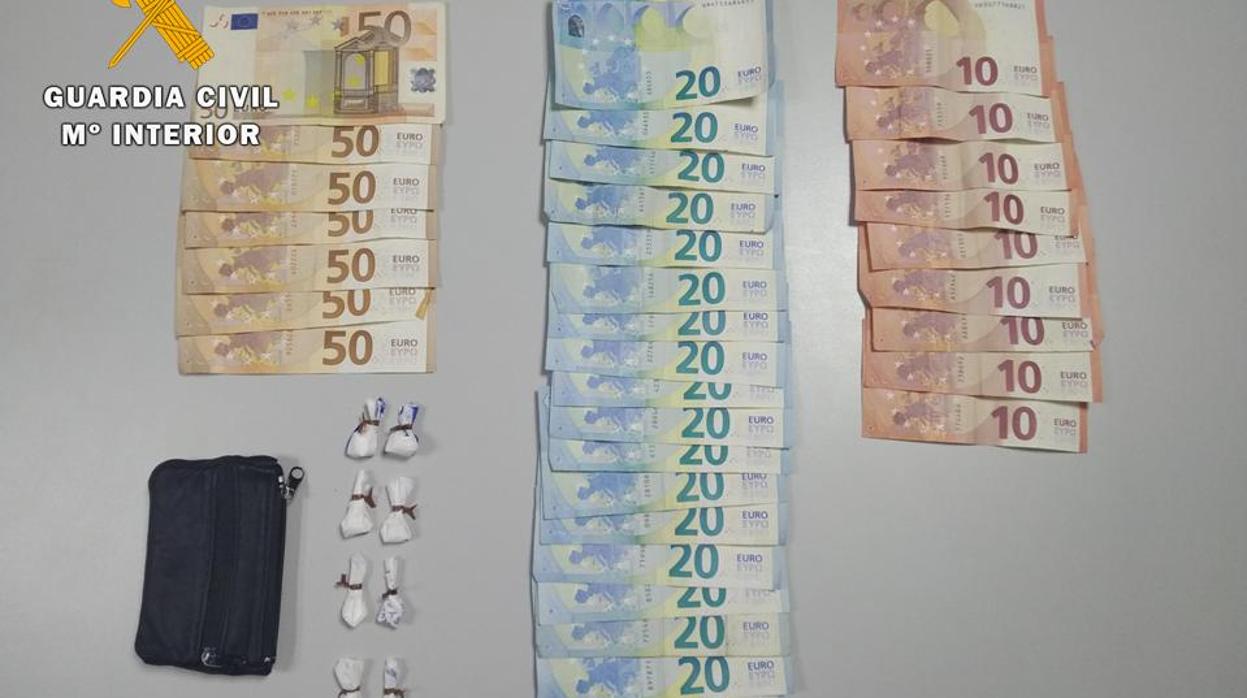 Dinero y droga incautada a los detenidos