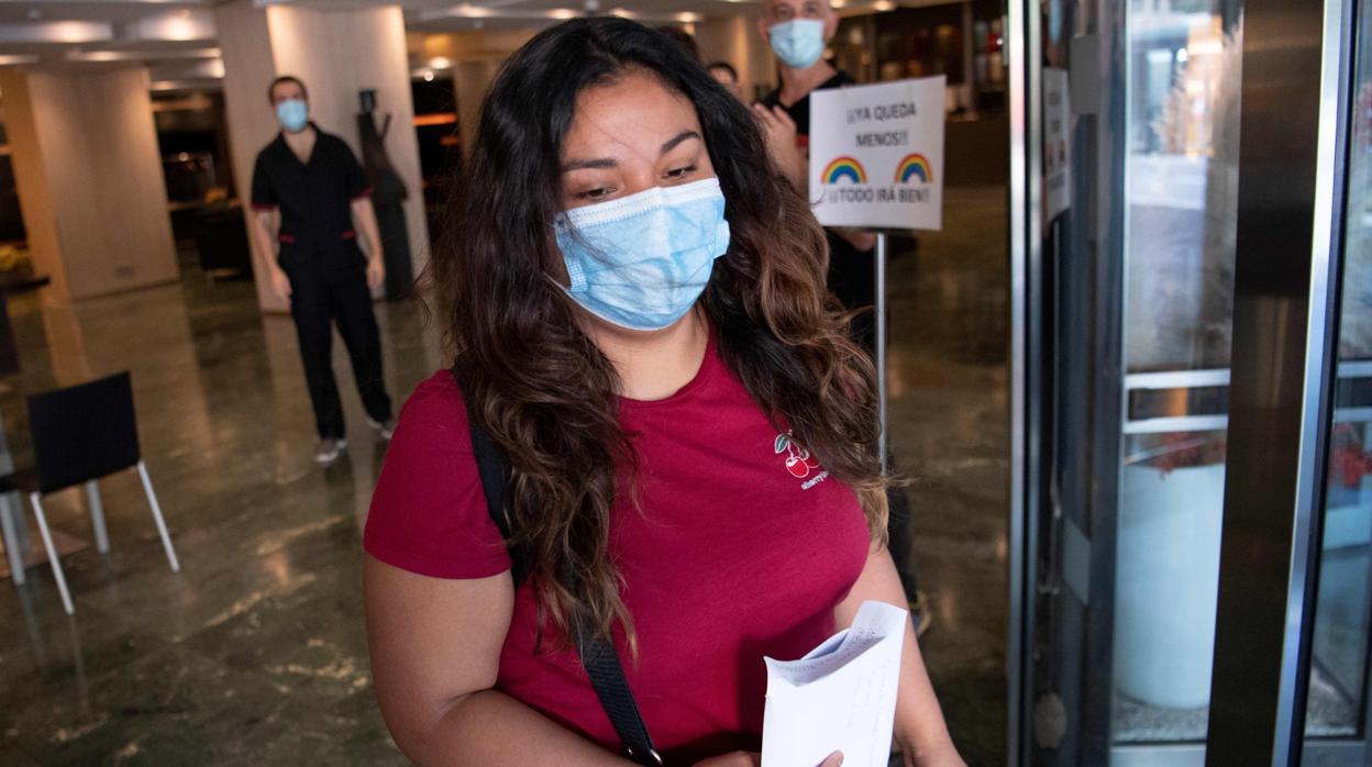 Una mujer sale de un hotel medicalizado durante la pandemia