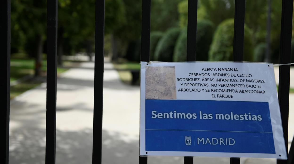 Cartel que advierte del cierre del parque de El Retiro, este miércoles