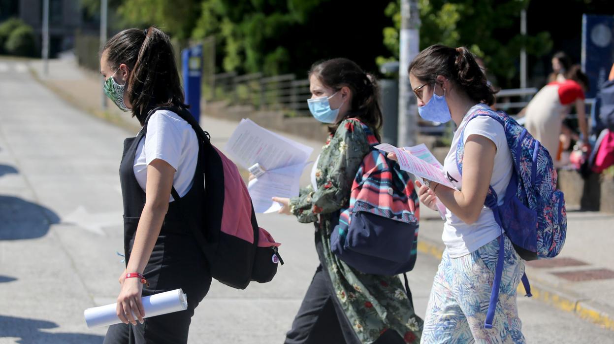 Varias estudiantes, durante la primera jornada de la ABAU en Santiago