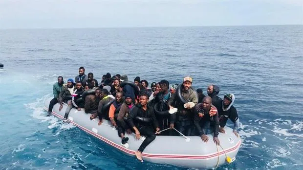 Salvamento Marítimo rescata a 25 inmigrantes rumbo a Lanzarote