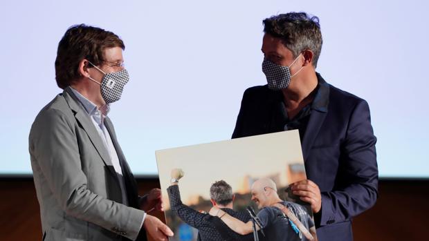 El Ayuntamiento reconoce a Alejandro Sanz su compromiso con Madrid