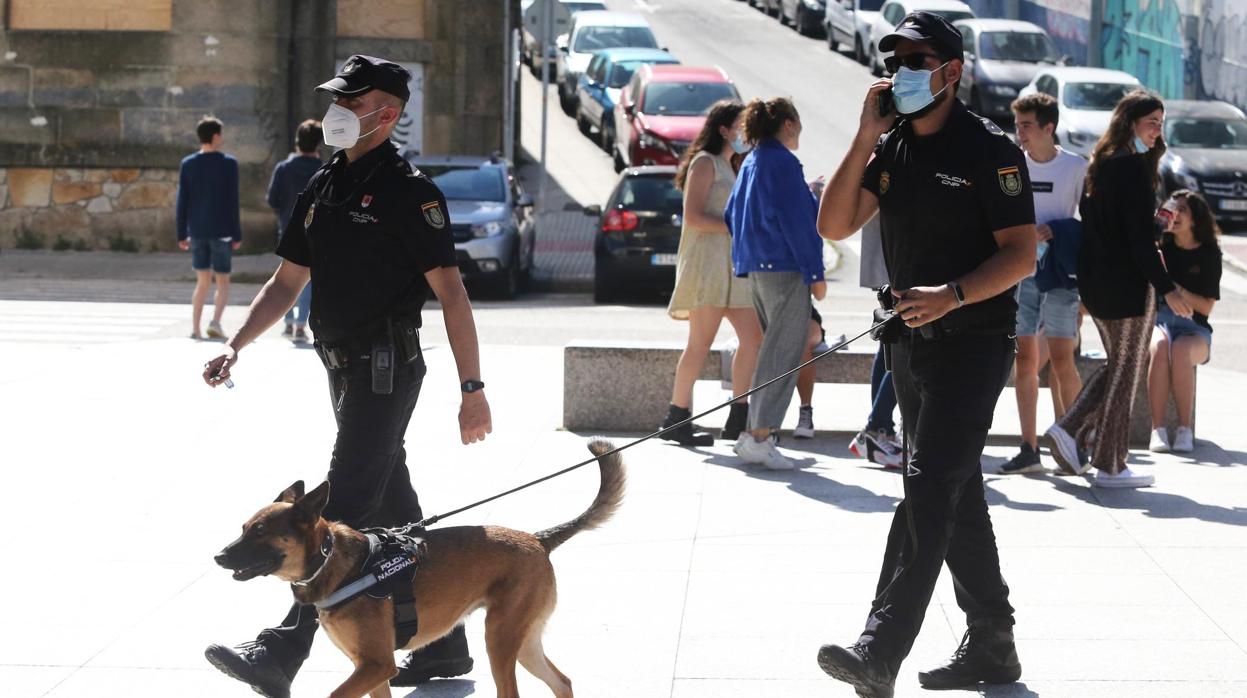 Agentes de la Policía Nacional patrullan el domingo por Vigo