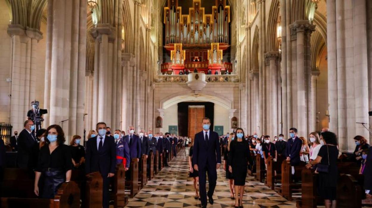 La Familia Real entra en la Catedral de la Almudena en el funeral religioso que se celebró el pasado lunes