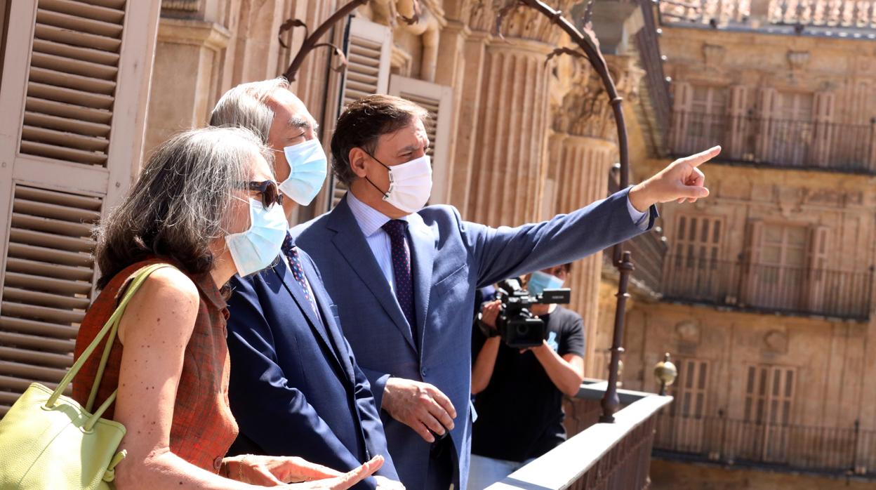 El alcalde de Salamanca, Carlos García Carbayo (d) durante la visita del embajador del Japón en España, Hiramatsu Kenji (c) a la ciudad este jueves