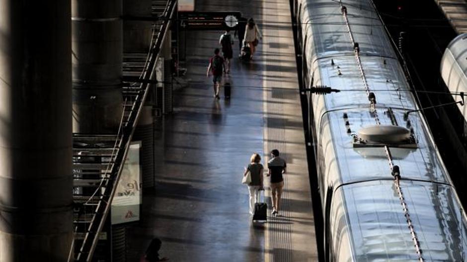 Un joven se precipita desde el tejado de la estación de Atocha y choca con la catenaria