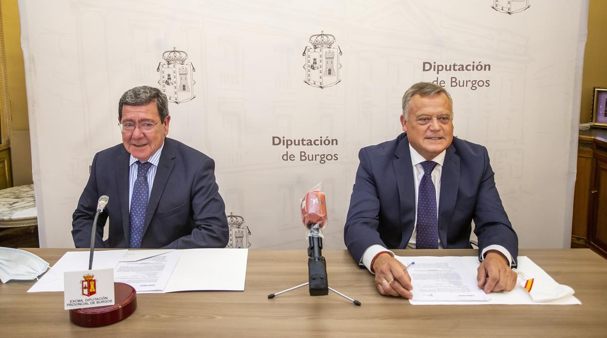 El presidente de la Diputación de Burgos, César Rico (I), y el vicepresidente de la misma, Lorenzo Rodríguez (D), en la rueda de prensa de balance del primer año de mandato